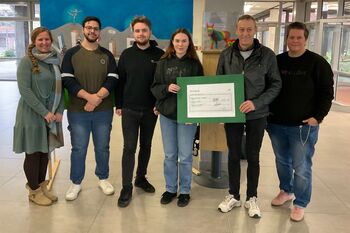 Plätzchenaktion zum Weltaidstag: Spendenübergabe